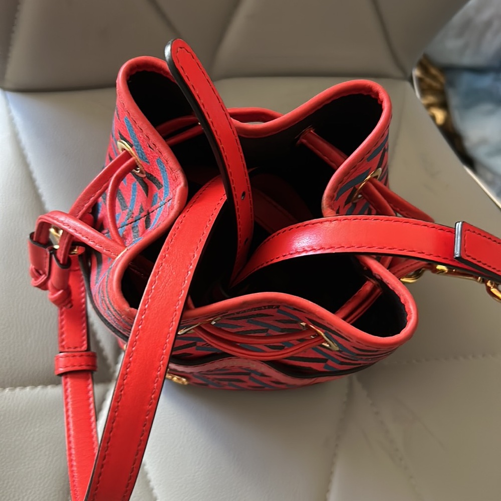 Red Prada bag - Picture 2 of 2